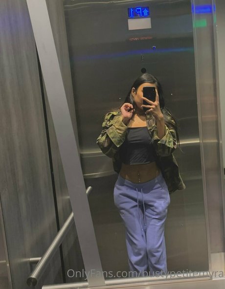 bustypetitemyra actriz desnuda imagen