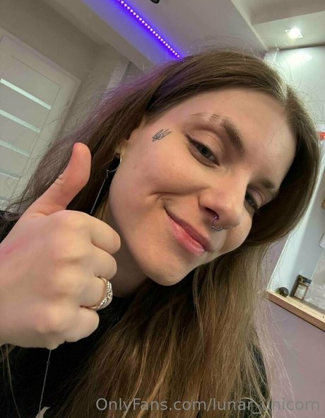 lunar unicorn modelo perfecto imagen