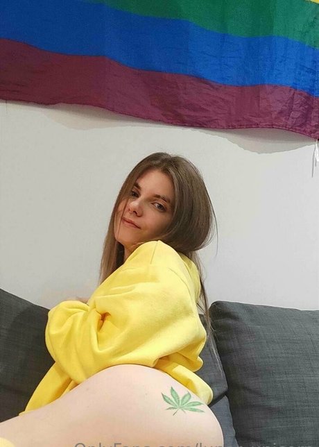 lunar unicorn actriz atractiva imágenes