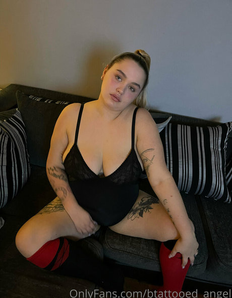 btattooed angel modelo desnudo imágenes
