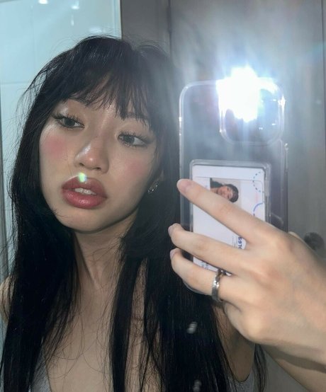 Yujin modelo erótico galería