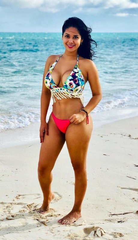 Itcel Macias modelo xxx galerías