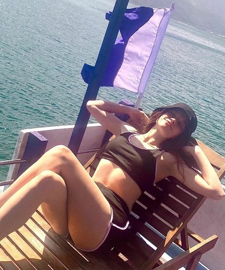 A Bit Rebecca modelo hermosa galería