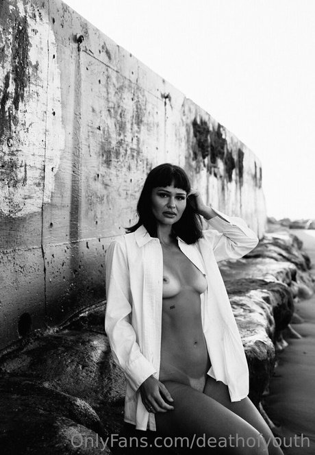 deathofyouth modelo hermosa galerías