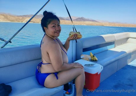 bustythaigirlx modelo xxx foto