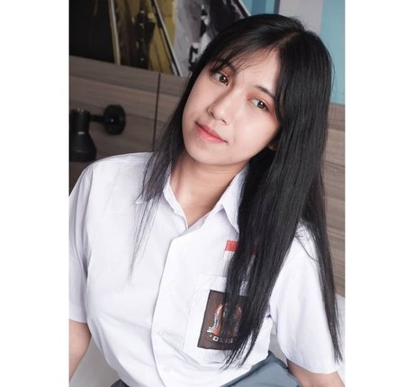 Refeen modelo desnuda archivo