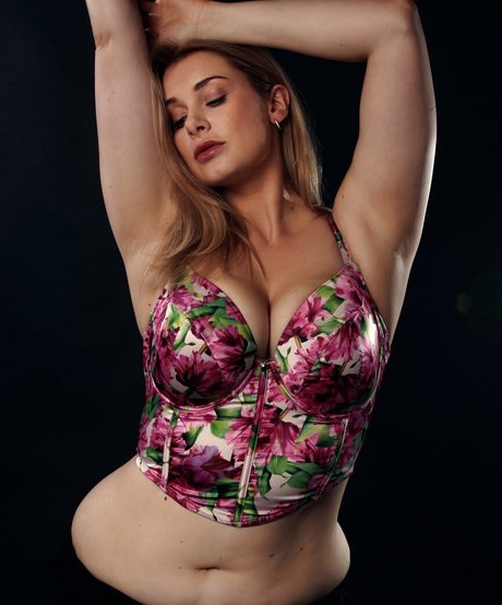 Natalie Juliet Deadman estrella porno exclusiva imagen