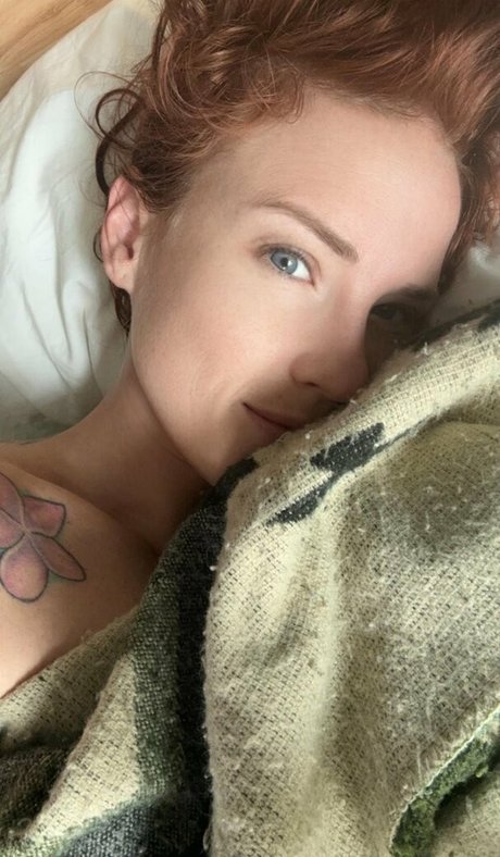 Skyra Fox modelo desnuda archivo