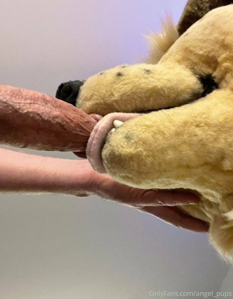 angel pups actriz atractiva foto