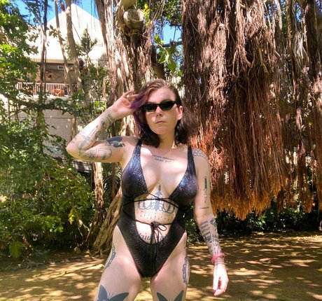 Ready To Glare estrella sexy imagen