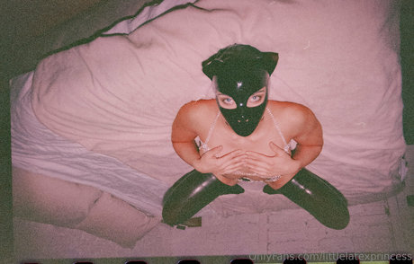 littlelatexprincess modelo hermosa foto