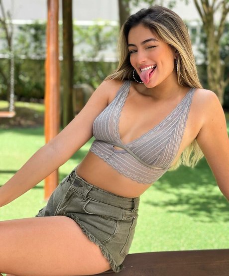 Julia Puzzuoli modelo superior galerías