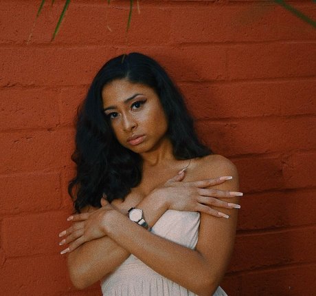 AlessiaSays hermosa actriz archivo