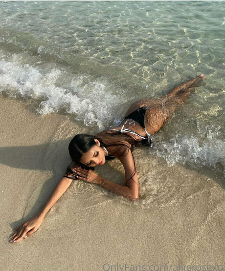 allierosexo estrella desnuda fotos