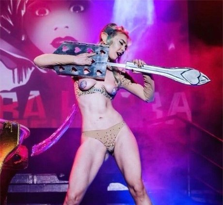 Juliette Electrique bonita modelo galerías