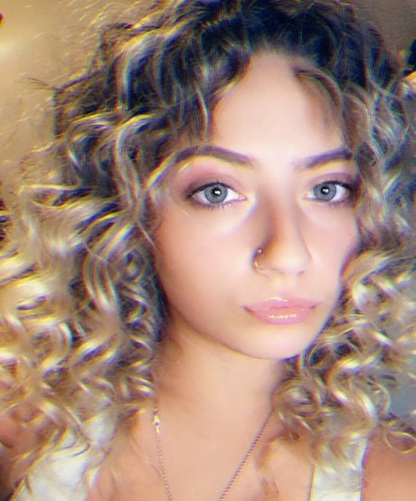 Ali Cortese modelo atractivo imagen