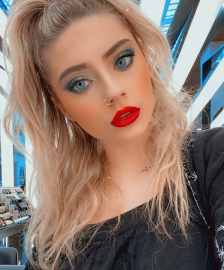 Ali Cortese modelo desnudo imagen