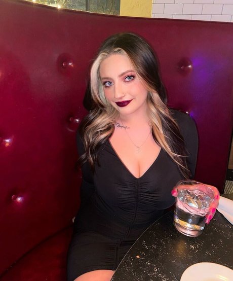 Ali Cortese actriz de arte galería