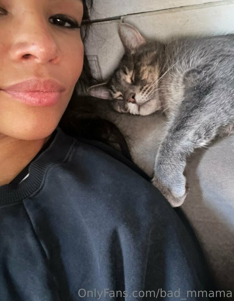 bad mmama modelo atractivo imágenes