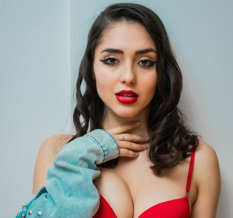 Dai Amadeo hermosa estrella porno fotos