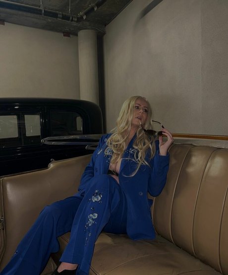 Emily V hermosa modelo foto