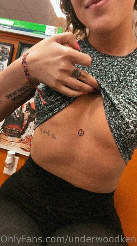 underwoodkenz modelo desnudo foto