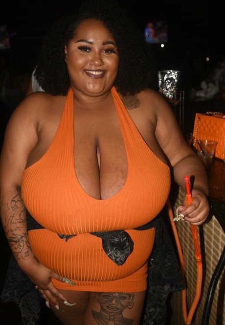 Anyai The Saiyan modelo desnuda galerías