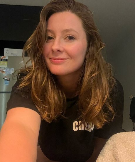 SliceOfSalami actriz desnuda galería