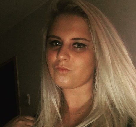 Barbara Szabo estrella sexy galerías