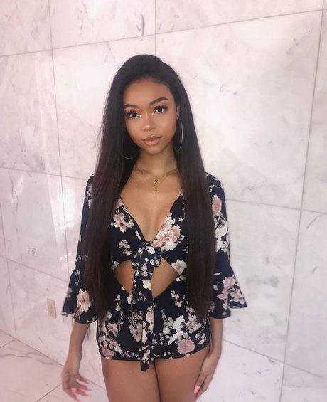 Stephanie Hikaru modelo superior imágenes