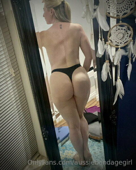 pelirroja con curvas onlyfans desnudo exclusivo imagen