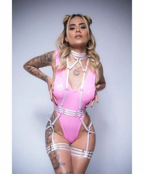 Talia Eisset modelo desnudo galerías