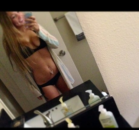 Kimi McFarland modelo superior imagen