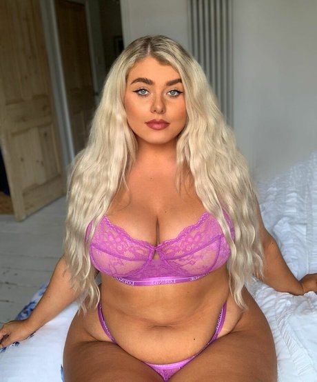 Izzy Nicholls estrella bonita fotos