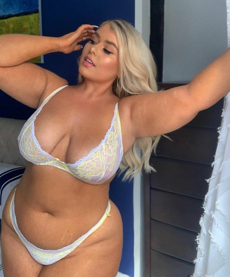 Izzy Nicholls modelo adulto galerías