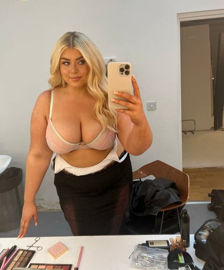 Izzy Nicholls estrella porno erótica galería