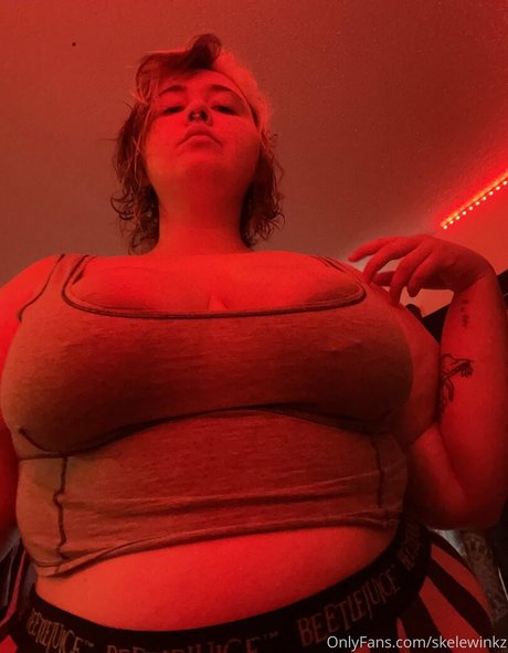 skelewinkz actriz atractiva foto