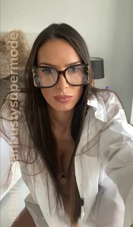 balkanianbustysupermodel desnudos estrella fotos