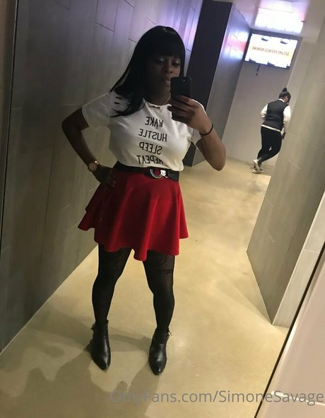 simonesavage modelo xxx imágenes