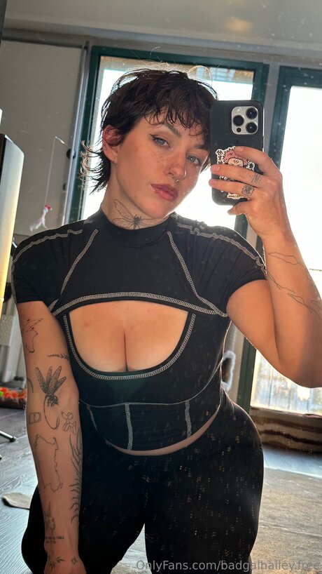 badgalhailey free modelo desnuda galería