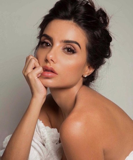 Mikaela Hoover buen modelo foto