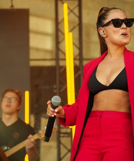 Anna Abreu modelo xxx galerías