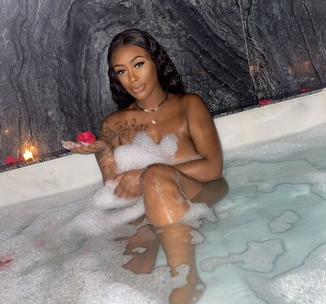 NonnieBaby actriz libre galerías