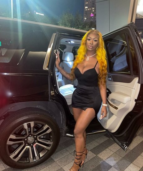 NonnieBaby hermosa modelo imágenes