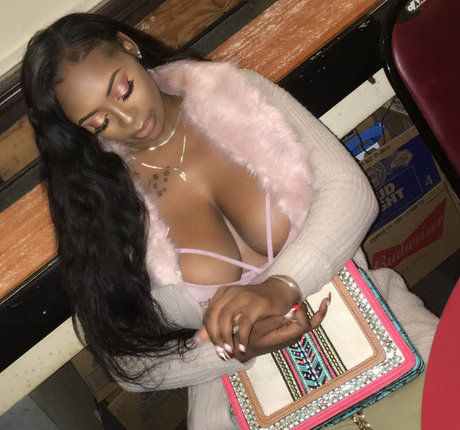 travesti montando onlyfans adulto foto