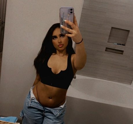 therealmeghnaa estrella porno caliente imágenes