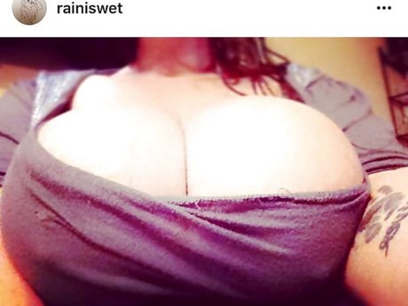 RainIsWet estrella porno atractiva imagen