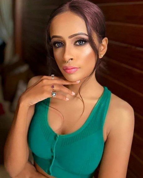 Poojani Perera pornographic model pictures