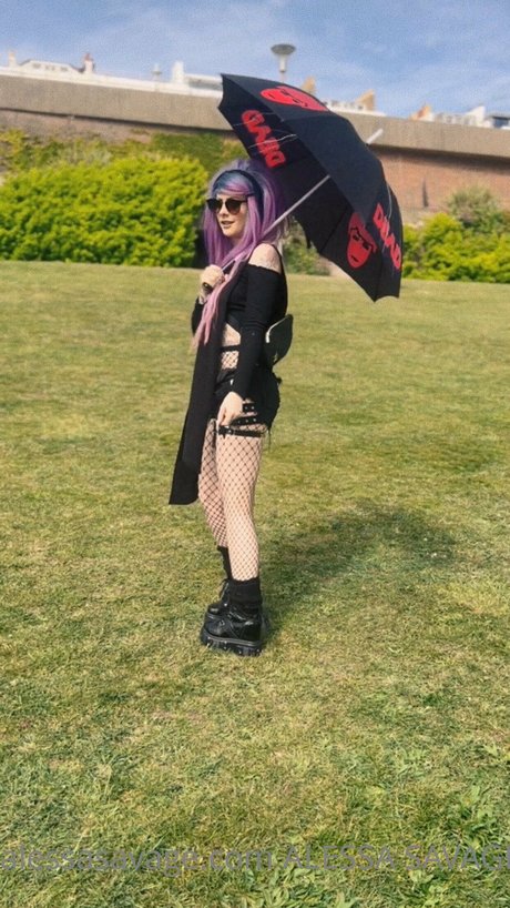 Alessa Savage art star photo
