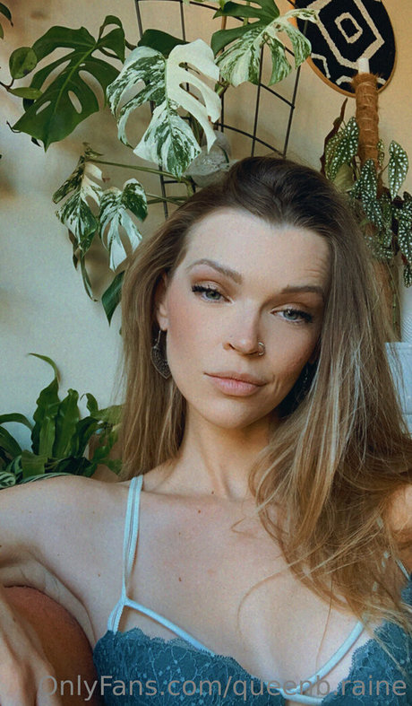 queenb raine sexy model pic